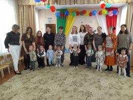 Весенний праздник встречаем, мам и бабушек поздравляем! Весенний праздник встречаем, мам и бабушек поздравляем!.