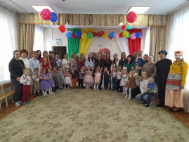 «Пригласили в гости к нам мы и бабушек и мам!» «Пригласили в гости к нам мы и бабушек и мам!».