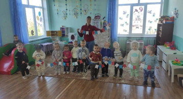 Аппликация "Флажки Победы" Аппликация "Флажки Победы".