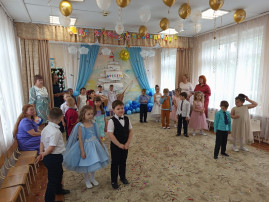«Уплывает наш кораблик, уплывает…..» «Уплывает наш кораблик, уплывает…..».