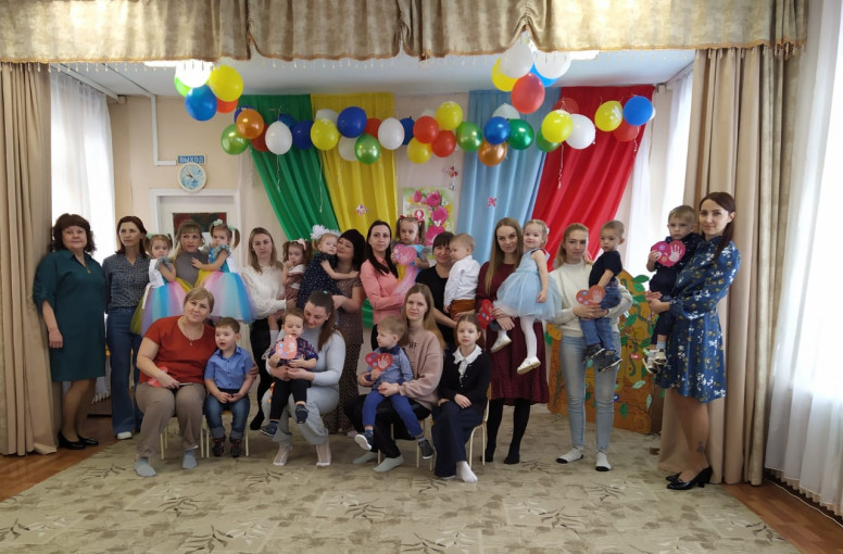 Пригласили в гости к нам мы и бабушек и мам Пригласили в гости к нам мы и бабушек и мам.